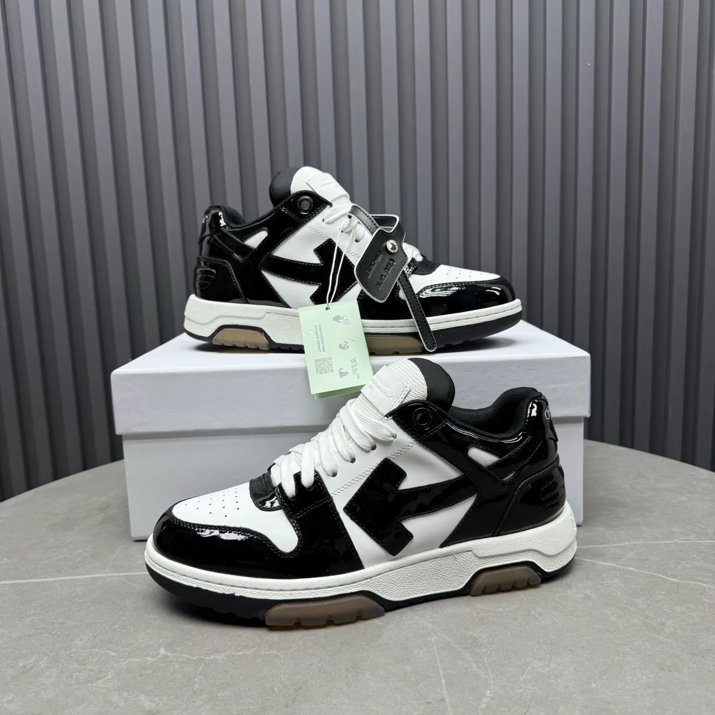 【off- white】P: 620💰Couple model👫, Size: 35-44 (Customized for men 38.45.46) High-quality version👊 "Out of office" series original molding, original lasting, production process 1:1 Original ➰OFF GRAY WHITE OW ➰ First-layer cowhide Imported skin-friendly and environmentally friendly polyester mesh Original molding high elastic and environmentally friendly molding pad Made with the original lasting process. The original molded rubber outsole (never yellows and deforms) has a super correct shape, bright color and strong three-dimensional effect👍. Packaging💯Full set of packaging synchronized with the official website (branded paper, certificate of quality, branded cloth bag)